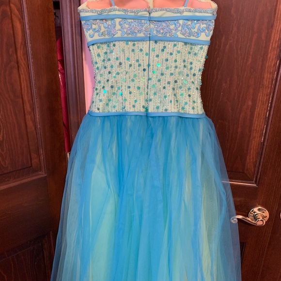 Formal dress - Picture 3 of 4